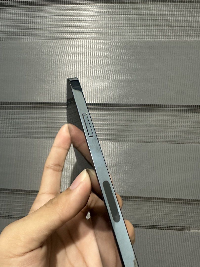 Iphone 12 Pro 256GB WIFI USE‼️ (Category: iPhone 12 Series) located in Manila. Submitted by ur_gibrel (Listing ID 1462193881, Image 3). Description: Issue: Flashlight screen scratches .