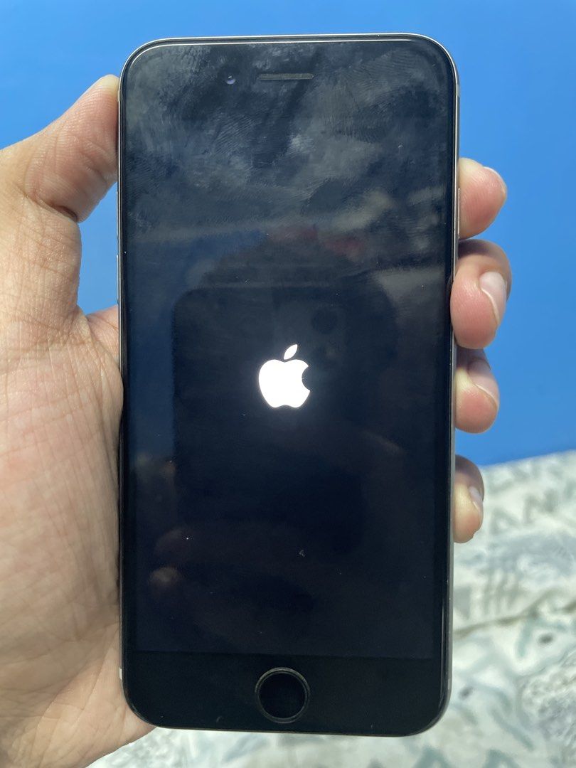 iPhone 6s (Category: iPhone 6 Series) located in Naga. Submitted by davidrldn (Listing ID 1462160135, Image 2). Description: - iPhone 6s - Color: Silver - Storage: 64GB - Condition: Good, pre-loved - Classic Apple design.