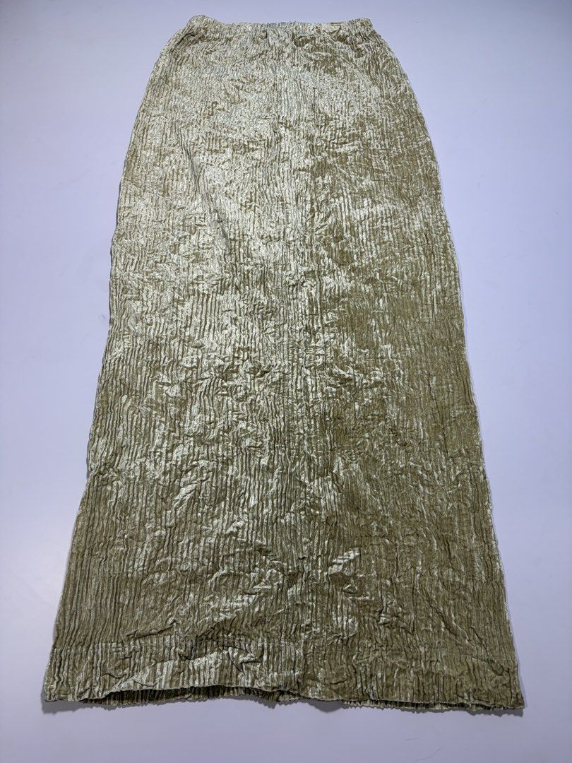 ISSEY MIYAKE LONG SKIRT (Category: Skirts) located in Manila. Submitted by mnlhappybattle (Listing ID 1462060939, Image 2). Description: ISSEY MIYAKE LONG SKIRT Good Condition Minimal issue: Missing button(lower last part) Tagged size :Medium WAISTLINE - 24 LENGTH - 39”.