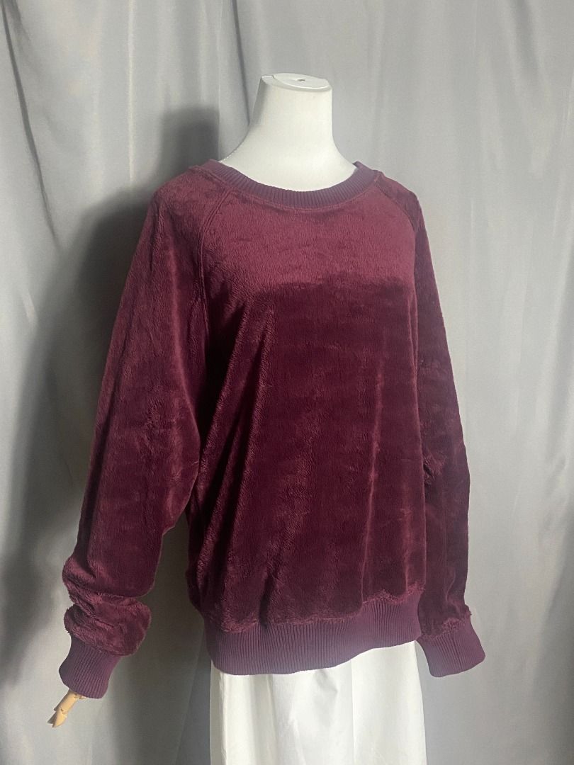 Izzue Maroon Fluffy sweater (Category: Longsleeves) located in Las Pinas. Submitted by ipickyou (Listing ID 1462183724, Image 2). Description: Unwashed Condition: 10/10 𝗠𝗲𝗮𝘀𝘂𝗿𝗲𝗺𝗲𝗻𝘁𝘀 𝘄𝗵𝗲𝗻 𝗹𝗮𝗶𝗱 𝗳𝗹𝗮𝘁: -Armpit to armpit: 22” -Length: 29” .