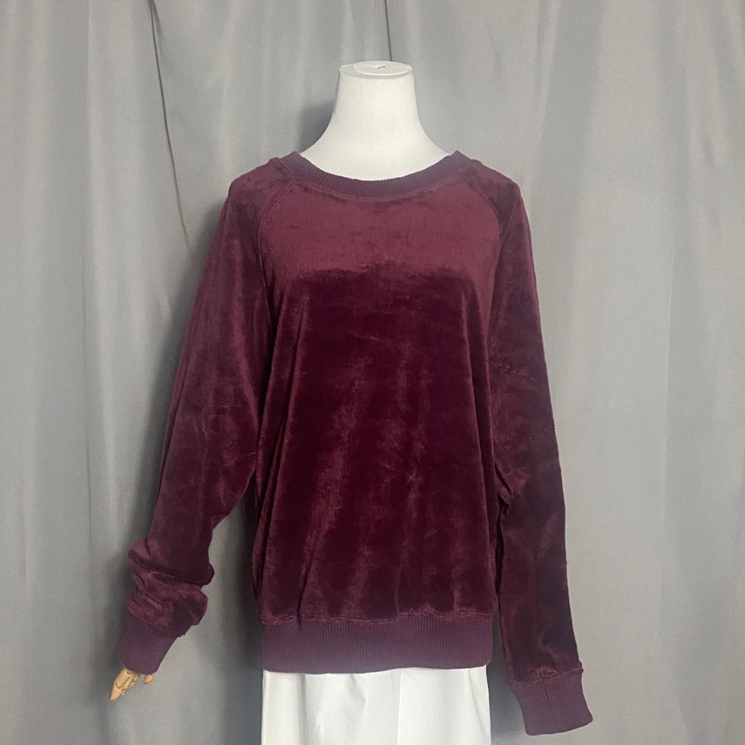 Izzue Maroon Fluffy sweater (Category: Longsleeves) located in Las Pinas. Submitted by ipickyou (Listing ID 1462183724, Image 1). Description: Unwashed Condition: 10/10 𝗠𝗲𝗮𝘀𝘂𝗿𝗲𝗺𝗲𝗻𝘁𝘀 𝘄𝗵𝗲𝗻 𝗹𝗮𝗶𝗱 𝗳𝗹𝗮𝘁: -Armpit to armpit: 22” -Length: 29” .