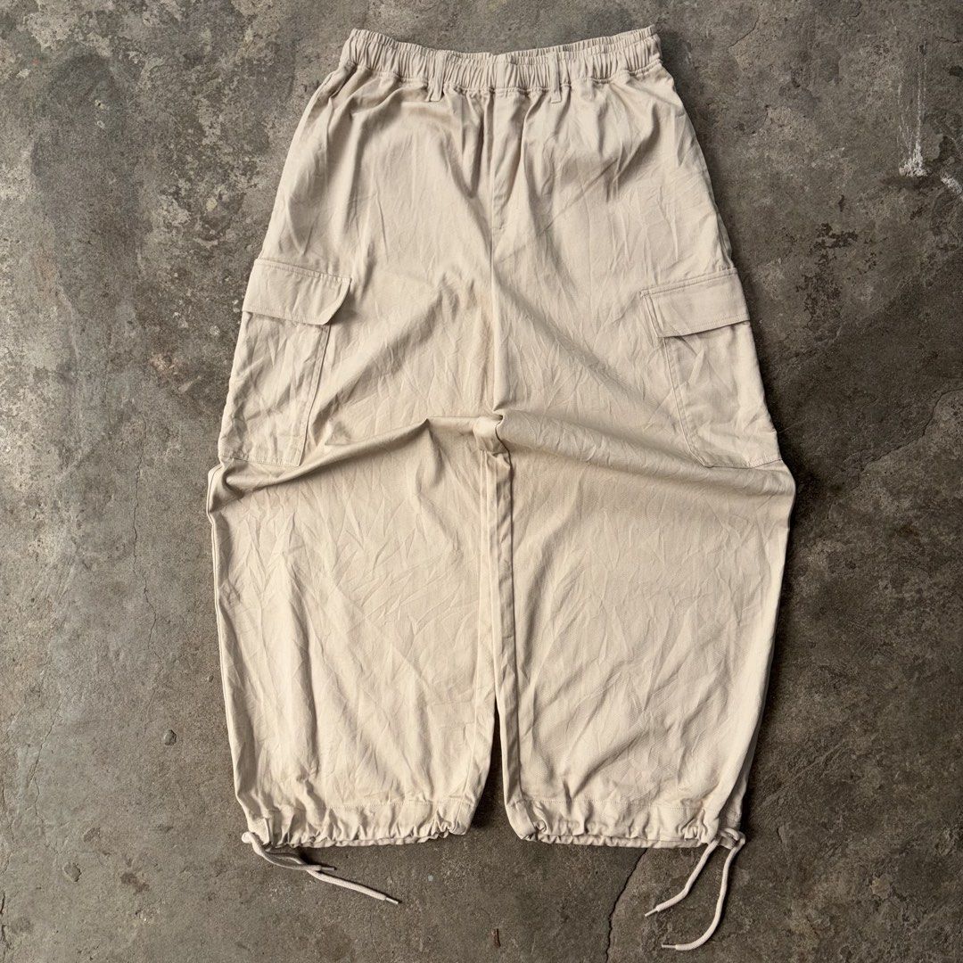 JAPAN HIGH QUALITY BAGGY CARGO PANTS (Category: Activewear) located in Baguio. Submitted by ughbriii (Listing ID 1462097432, Image 1). Description: size 32-42 W / 40.5 L Thigh: 16" / 12.5" Hem Good as new No flaws! Solid fit neto!.