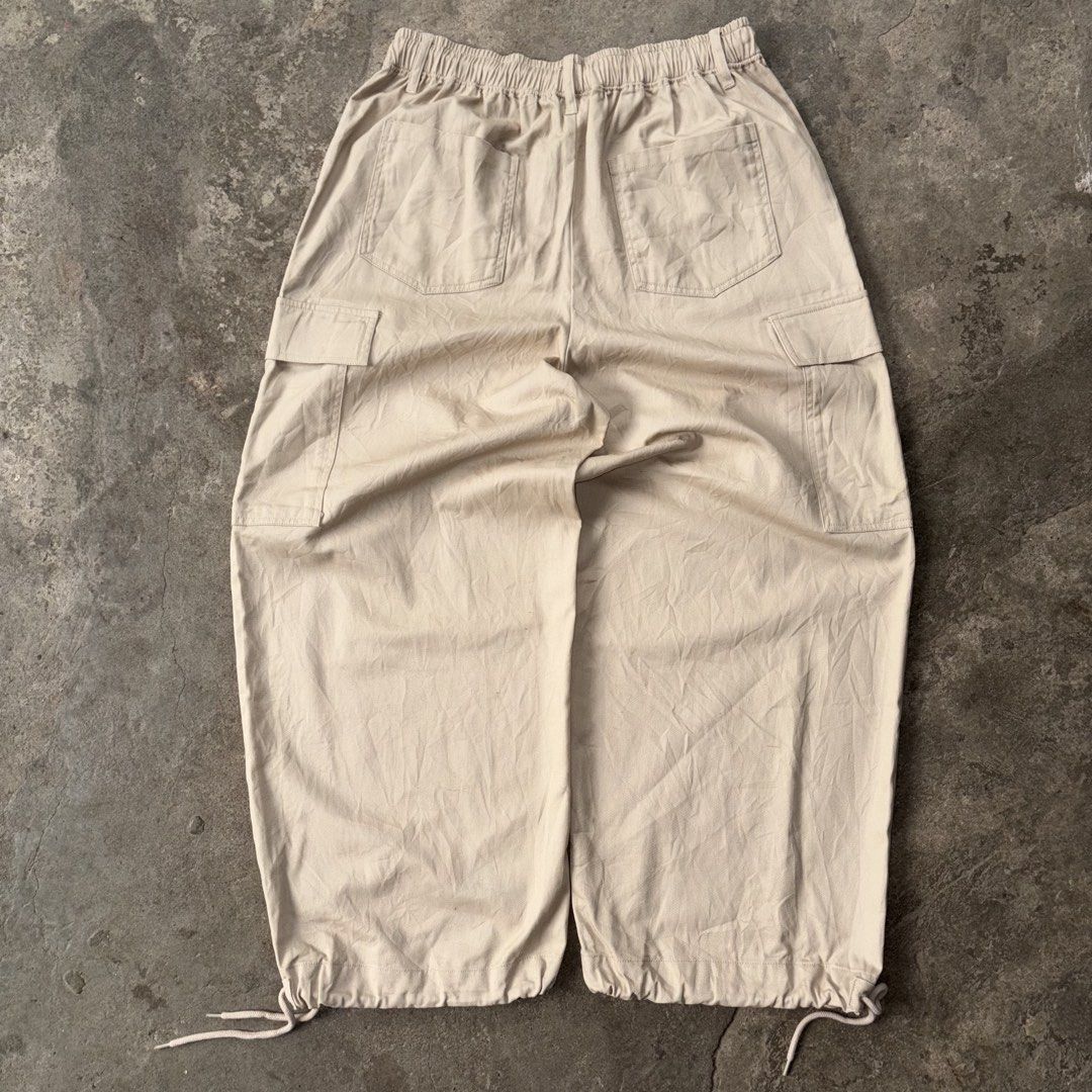 JAPAN HIGH QUALITY BAGGY CARGO PANTS (Category: Activewear) located in Baguio. Submitted by ughbriii (Listing ID 1462097432, Image 2). Description: size 32-42 W / 40.5 L Thigh: 16" / 12.5" Hem Good as new No flaws! Solid fit neto!.