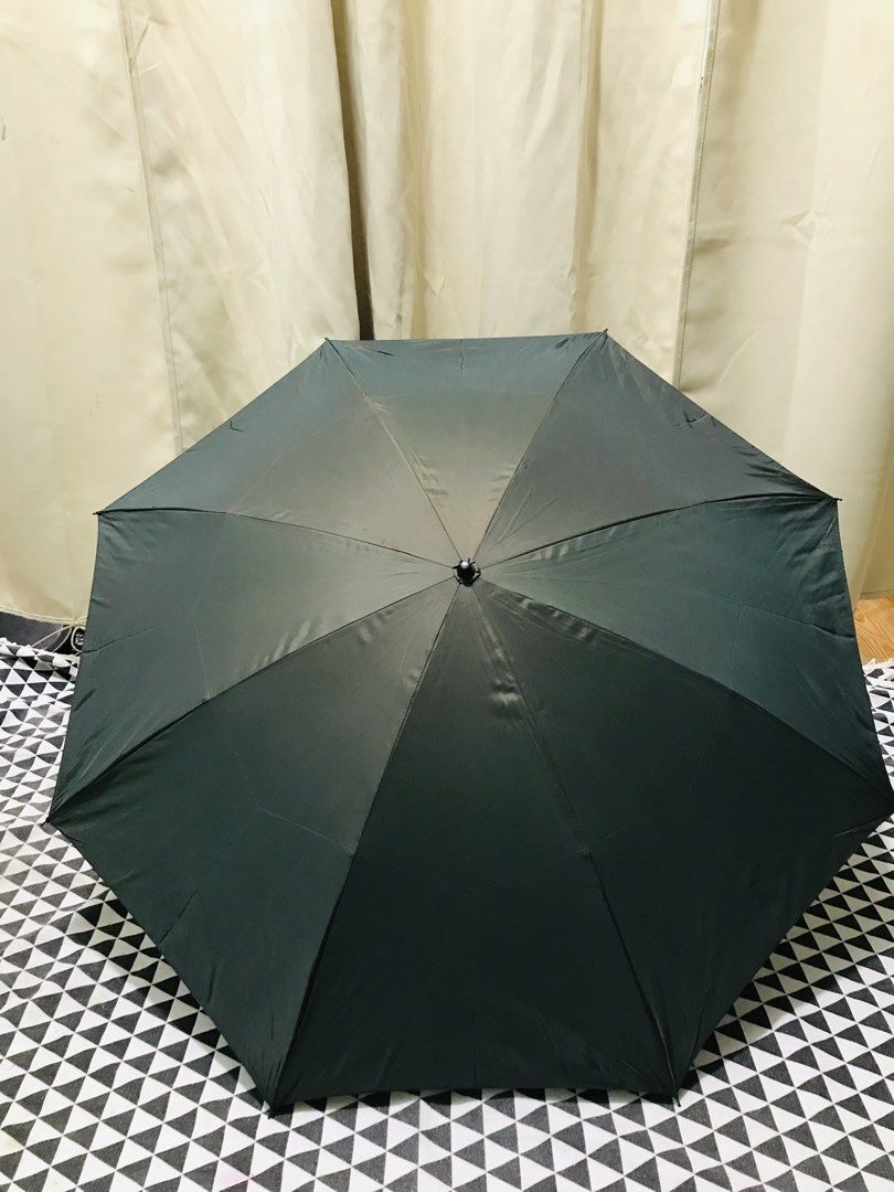 JAPAN UMBRELLA (Category: Umbrellas) located in Gamu. Submitted by 2022bagsbunny (Listing ID 1462064395, Image 2). Description: NOT FADED COLOR BROWN AND GREEN .