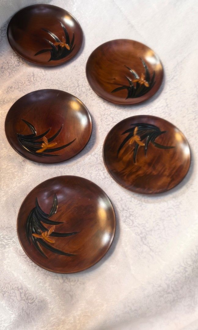 JAPAN Wooden platito with design (Category: Vintage Collectibles) located in Tuguegarao City. Submitted by zenphoenix-7ad615 (Listing ID 1462058667, Image 1). Description: Wooden platito FROM Japan 5.4 inches.