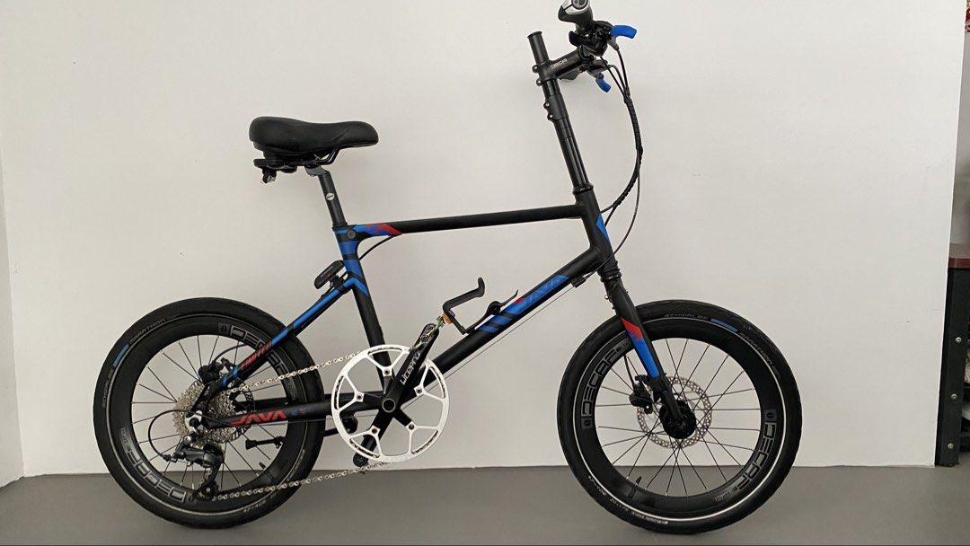Java CL 20” Mini Velo (Category: Bicycles) located in Singapore. Submitted by david12997363 (Listing ID 1462074076, Image 2). Description: Java CL 20” mini velo bike with well maintained. Compact and suitable for daily commute & leisure rides. Adjustable bike stem extender ready for taller cyclist (see photo). Come with bottle cage & bell Specifications Frame: Alloy Tire: 20” Rims: Decaf 406 Drivetrain: Speed 2X9. Rear Derailleur: Shimano Claris 