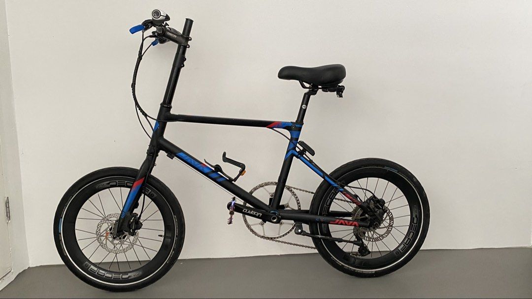 Java CL 20” Mini Velo (Category: Bicycles) located in Singapore. Submitted by david12997363 (Listing ID 1462074076, Image 1). Description: Java CL 20” mini velo bike with well maintained. Compact and suitable for daily commute & leisure rides. Adjustable bike stem extender ready for taller cyclist (see photo). Come with bottle cage & bell Specifications Frame: Alloy Tire: 20” Rims: Decaf 406 Drivetrain: Speed 2X9. Rear Derailleur: Shimano Claris 
