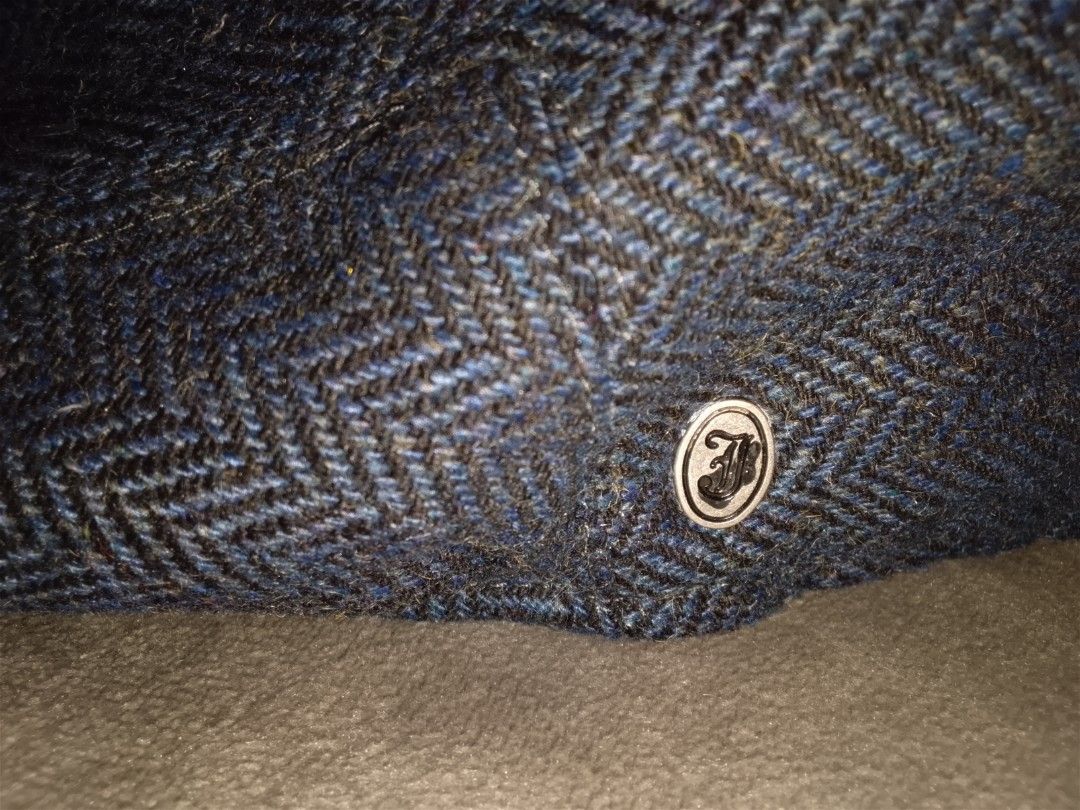 Jaxon Hats Blue Herringbone Wool Blend Ivy / Flat Cap Size Large (Category: Caps & Hats) located in Binangonan. Submitted by yuristalin888 (Listing ID 1462261177, Image 3). Description: This classic flat cap by Jaxon Hats features a sophisticated **blue-and-black herringbone tweed pattern** crafted from a **durable wool blend**. It comes fully lined with a **quilted satin interior** for enhanced comfort and warmth during cooler weather, and is fi
