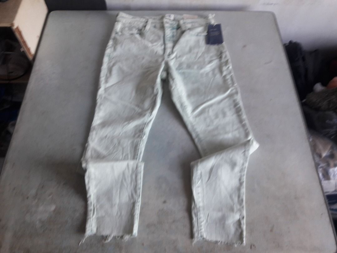 Jeans US BNEWTAG (Category: Jeans) located in Los Banos. Submitted by mania-62906 (Listing ID 1462056601, Image 1). Description: BNewtag. US size 6 small. Green. Skinny.
