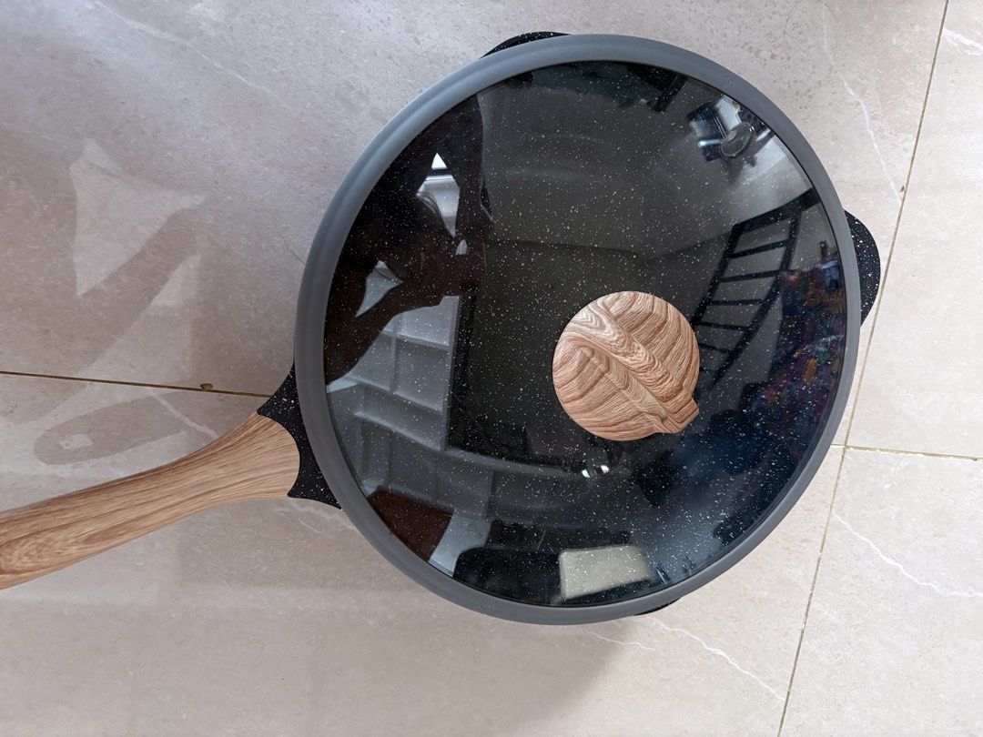 Jeetee Non Stick Deep Frying Pan (Category: Cookware & Accessories) located in Manila. Submitted by shoppingacc1 (Listing ID 1462107483, Image 2). Description: -Used for less than 5x -Still in pristine condition -Last price posted.