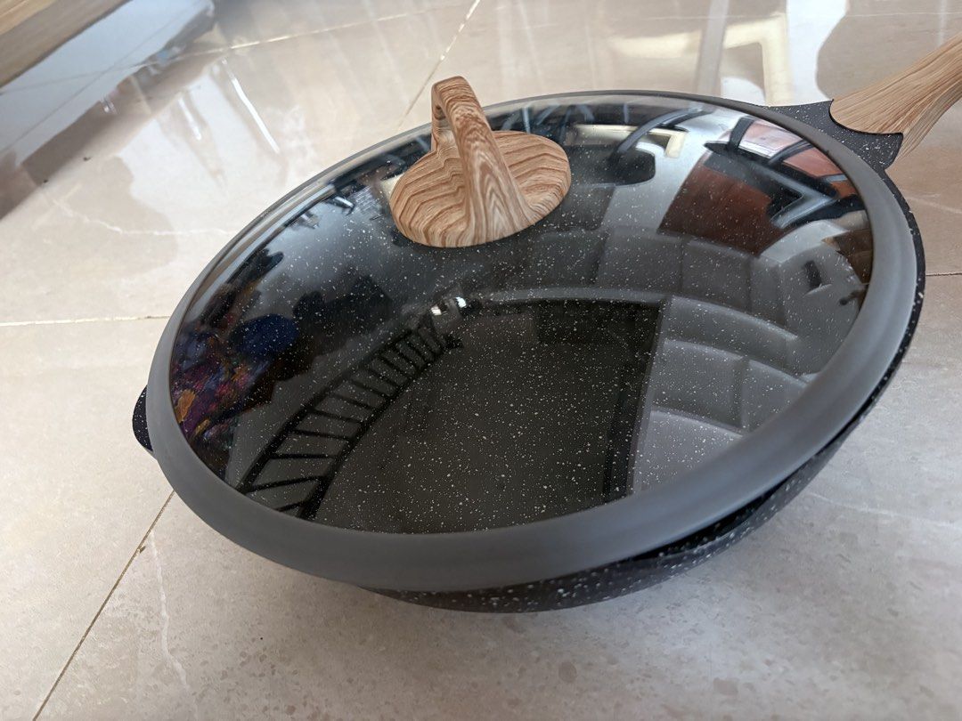 Jeetee Non Stick Deep Frying Pan (Category: Cookware & Accessories) located in Manila. Submitted by shoppingacc1 (Listing ID 1462107483, Image 1). Description: -Used for less than 5x -Still in pristine condition -Last price posted.
