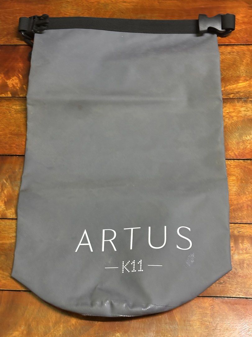 K11 ARTUS waterproof dry bag (Category: Cross-body Bags) located in Santo Domingo. Submitted by royal.teresa (Listing ID 1462129552, Image 1). Description: -grey cylinder shaped dry bag -good for swimming,kayaking,boating and hiking to protect belongings from water and moisture -used once -clean matte grey finish featuring the exclusive ARTUS K 11 branding on front .