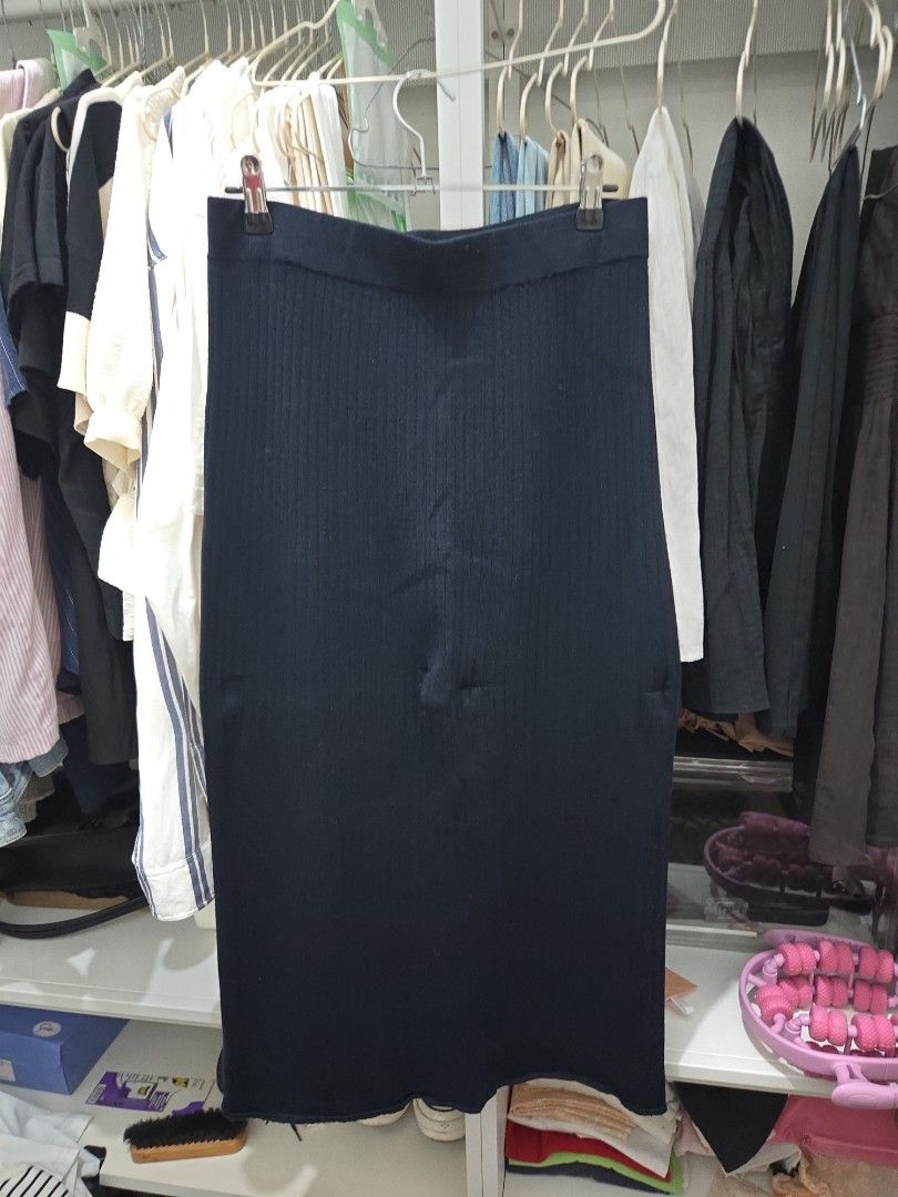 Knitted Blue Skirt - Uniqlo (Category: Skirts) located in Agoncillo. Submitted by ariannacvii (Listing ID 1462058840, Image 1). Description: 👖 Pre-Loved Knitted Blue Skirt — ₱350 Decluttering my wardrobe and letting go of this pre-loved piece! 🤍 • Size: M • Brand: Uniqlo • Condition: Like New • Price: ₱350 Easy to style and perfect for everyday wear! ✨ 📌 IMPORTANT NOTE: Some of my clothes have been stored and unused for quite some time, so the