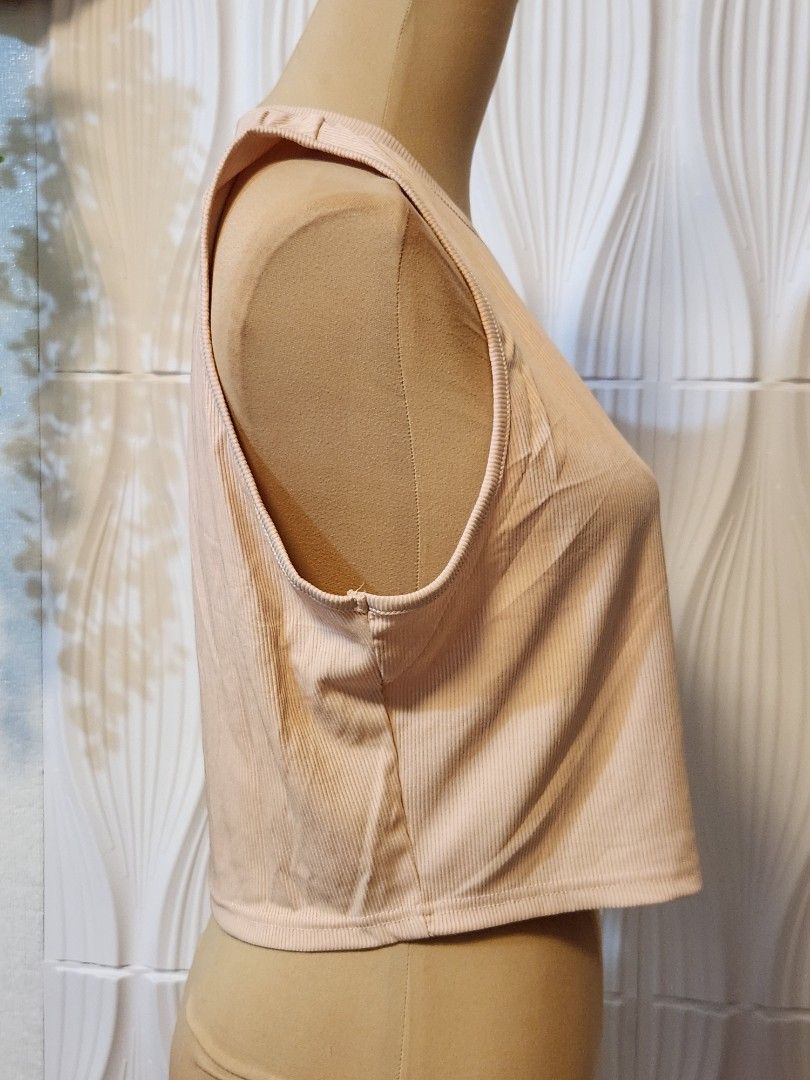 Knitted crop top Large to XL (Category: Blouses) located in Marikina City. Submitted by KanamiFinds (Listing ID 1462146574, Image 3). Description: Bust: 36 to 46 inches length: 17 inches from shoulders waist: 32 to 36.
