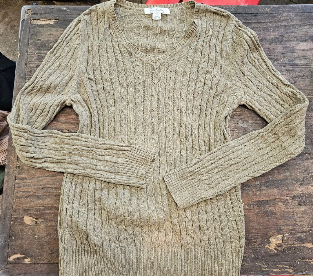 Knitted longsleeve top Green (Category: Coats, Jackets and Outerwear) located in Santa Rosa. Submitted by veesgoodfinds (Listing ID 1462071652, Image 1). Description: Lightly used medium.