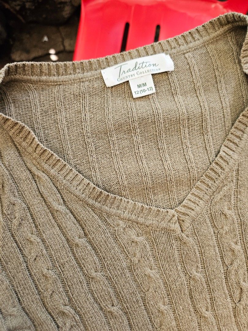 Knitted longsleeve top Green (Category: Coats, Jackets and Outerwear) located in Santa Rosa. Submitted by veesgoodfinds (Listing ID 1462071652, Image 2). Description: Lightly used medium.