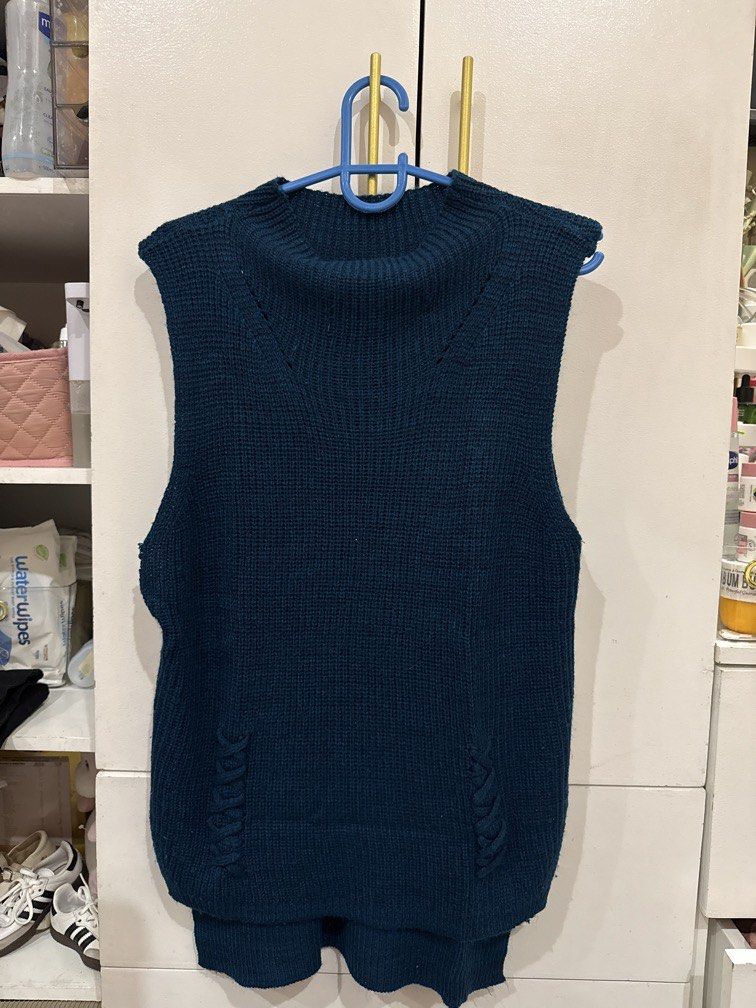 Knitted top (Category: Others Tops) located in Imus. Submitted by mysticstar_f121de (Listing ID 1462119071, Image 1). Description: .
