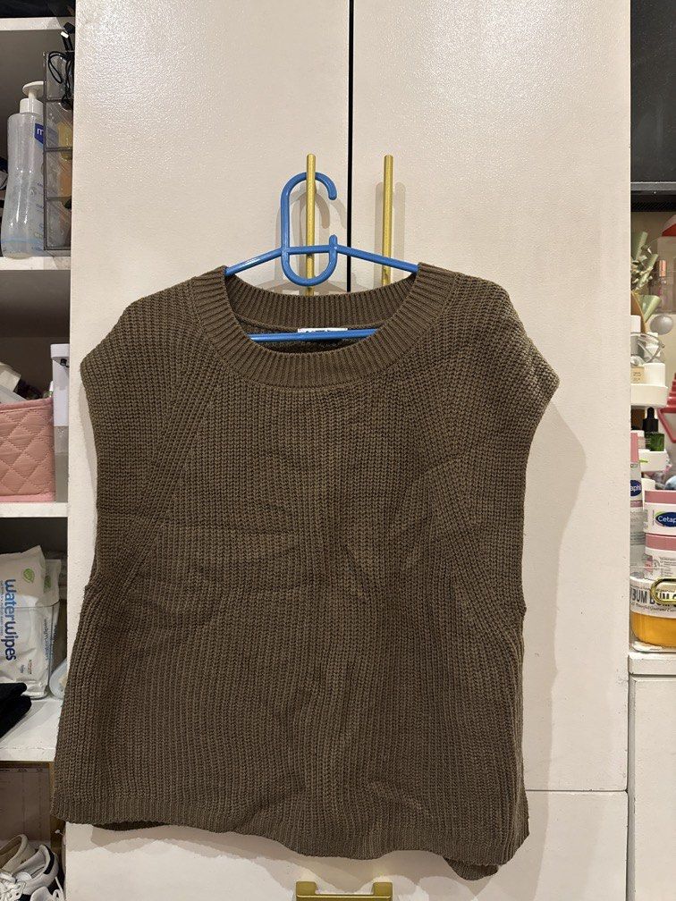 Knitted top (Category: Others Tops) located in Imus. Submitted by mysticstar_f121de (Listing ID 1462120608, Image 1). Description: .