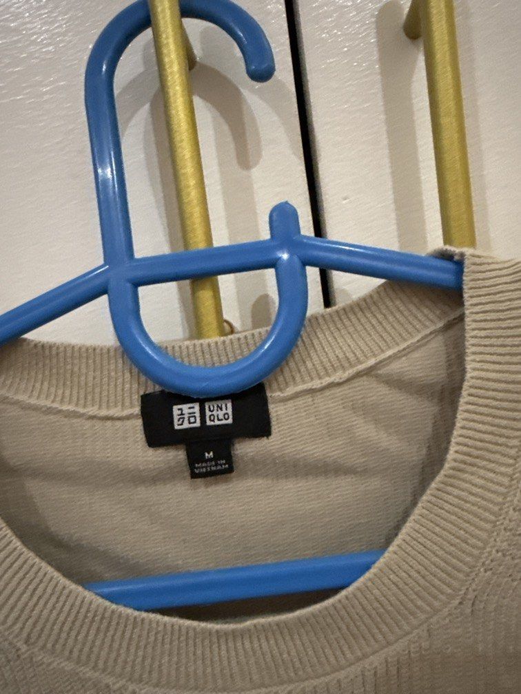 Knitted top UNIQLO (Category: Shirts) located in Imus. Submitted by mysticstar_f121de (Listing ID 1462118722, Image 2). Description: .