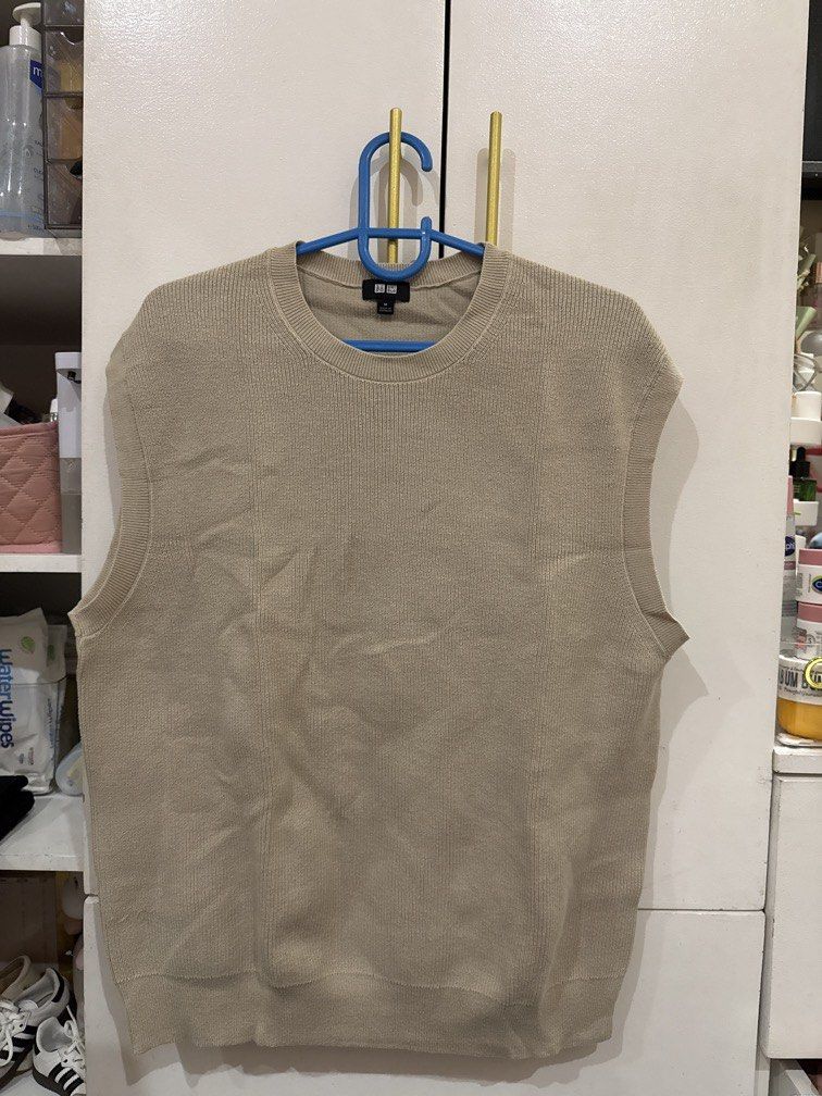 Knitted top UNIQLO (Category: Shirts) located in Imus. Submitted by mysticstar_f121de (Listing ID 1462118722, Image 1). Description: .