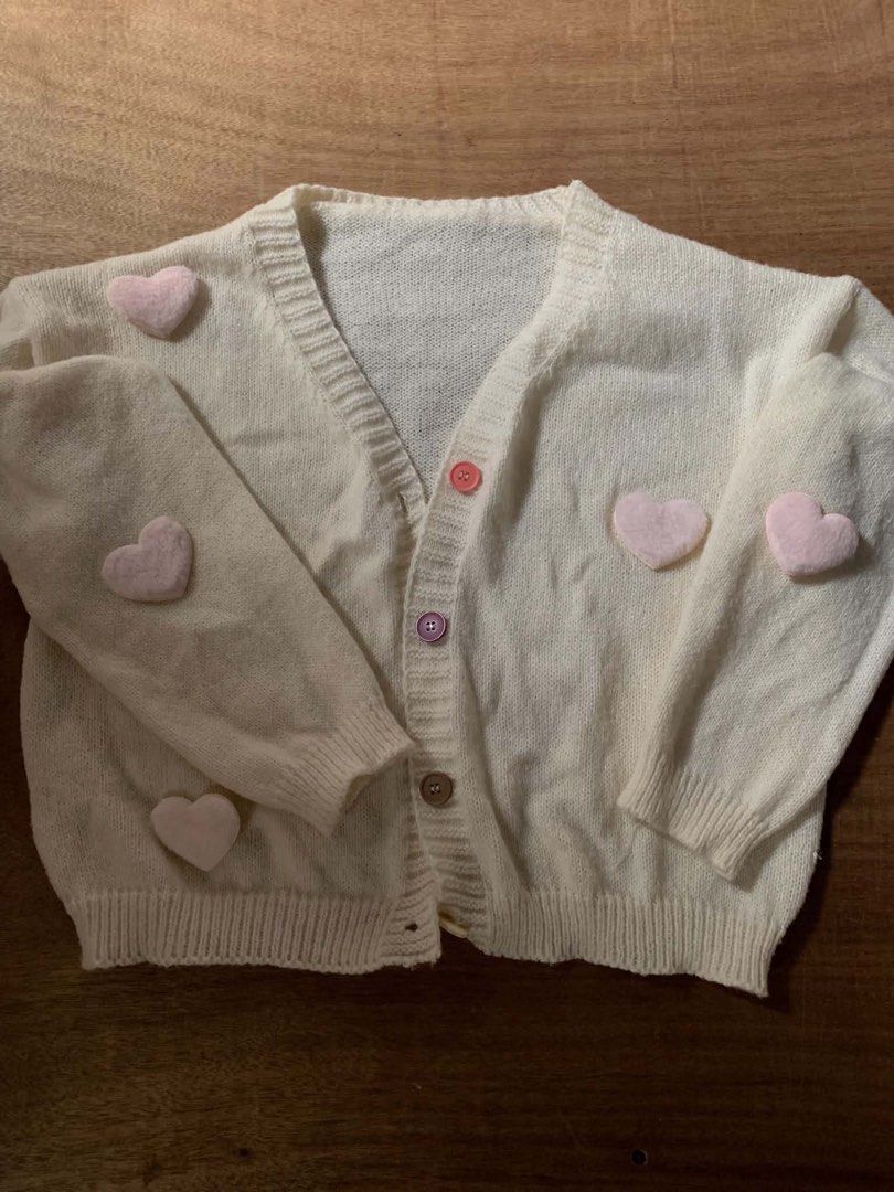 Knitted V Neck Cardigan (Category: Longsleeves) located in Muntinlupa City. Submitted by herellas0504 (Listing ID 1462069700, Image 2). Description: Knitted V Neck Cardigan Mine: 320 Freesize no issue Helping a friend 🎀 MOD: J&T MOP: GCASH NO COD.
