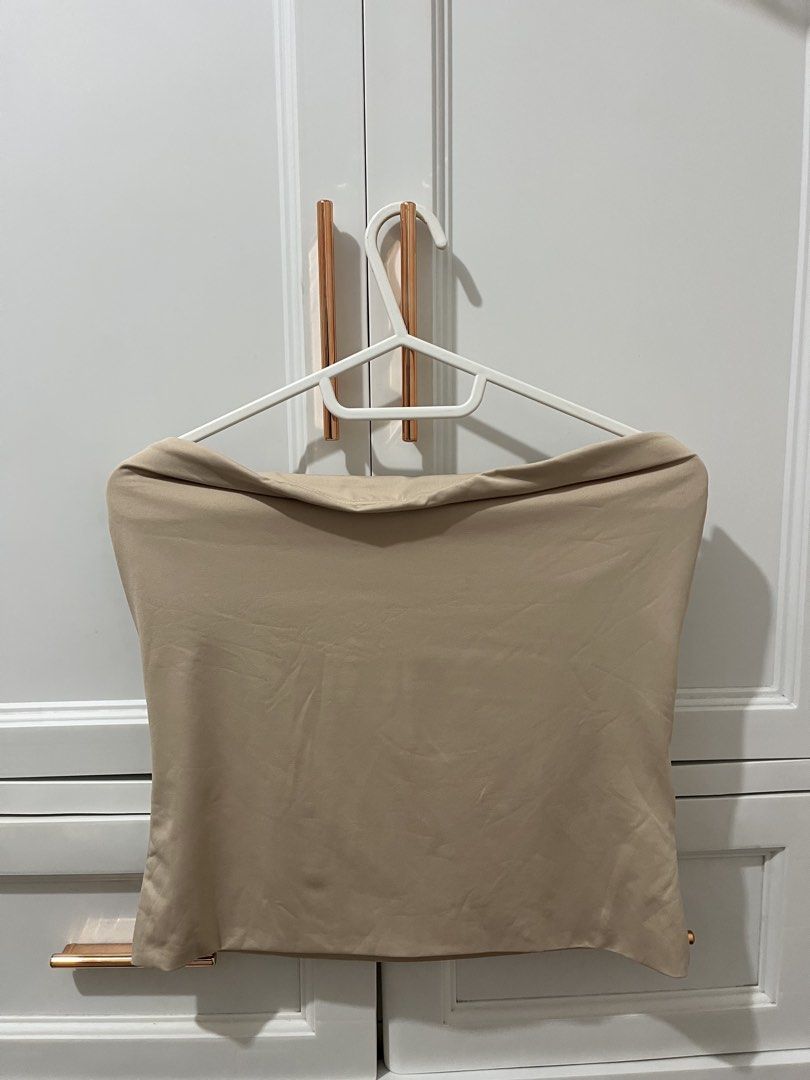 KOOKAI Hazelnut Strapless Top AU 12 / FR 40 (Category: Sleeveless) located in Pili. Submitted by jhamimin22 (Listing ID 1462149213, Image 1). Description: - Kookai strapless top - Hazelnut color - Size: AU 12 / FR 40 - Brand new with original tag attached (RRP $50.00) - Made in Sri Lanka - Simple and chic design - Perfect for layering or wearing on its own -Medium to Large.