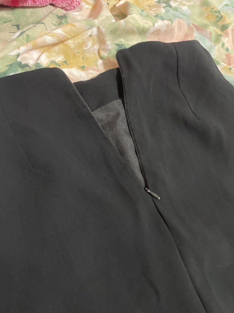 Korean Black Midi Skirt Size M (Category: Skirts) located in Manila. Submitted by sapsari (Listing ID 1462198515, Image 3). Description: - Black midi skirt -best for ws:26 - Features a back zip closure - Button details at the waist (design only) - Lined interior for comfort .