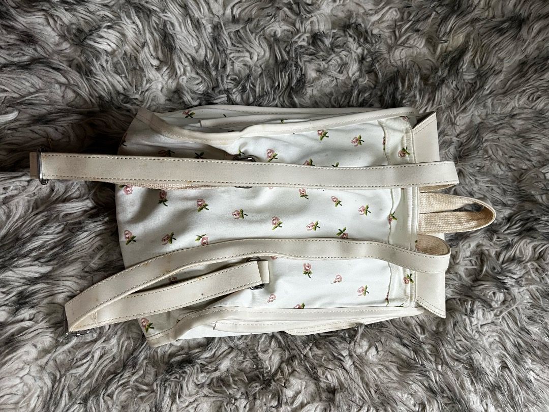 Korean Cream Floral Canvas Backpack (Category: Backpacks) located in Manila. Submitted by anngeline_reyes (Listing ID 1462163776, Image 3). Description: 👜 𝐂𝐫𝐞𝐚𝐦 𝐅𝐥𝐨𝐫𝐚𝐥 𝐂𝐚𝐧𝐯𝐚𝐬 𝐁𝐚𝐜𝐤𝐩𝐚𝐜𝐤 Price: ₱180 plus shipping Original Price: ₱500 (bought from Orange App) • Cream floral canvas with faux leather trim • Preloved — has stains on some areas • Missing one strap keeper loop • Still usable and functional “Sure buyer only” ⚠️ 📍