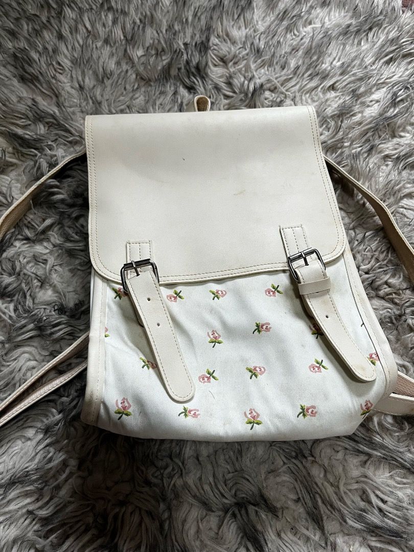 Korean Cream Floral Canvas Backpack (Category: Backpacks) located in Manila. Submitted by anngeline_reyes (Listing ID 1462163776, Image 2). Description: 👜 𝐂𝐫𝐞𝐚𝐦 𝐅𝐥𝐨𝐫𝐚𝐥 𝐂𝐚𝐧𝐯𝐚𝐬 𝐁𝐚𝐜𝐤𝐩𝐚𝐜𝐤 Price: ₱180 plus shipping Original Price: ₱500 (bought from Orange App) • Cream floral canvas with faux leather trim • Preloved — has stains on some areas • Missing one strap keeper loop • Still usable and functional “Sure buyer only” ⚠️ 📍