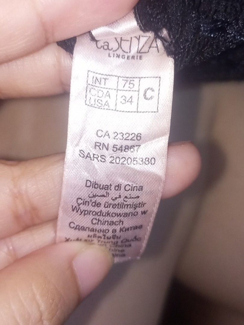 La Senza Front lock Lace Bra Size:34C (Category: Undergarments & Loungewear) located in Navotas City. Submitted by vanilla_sandalwood (Listing ID 1462100728, Image 3). Description: -Brand: La Senza -Color: Black -Front lock Push Underwire Bra -Like New -Size:34C -Good condition.