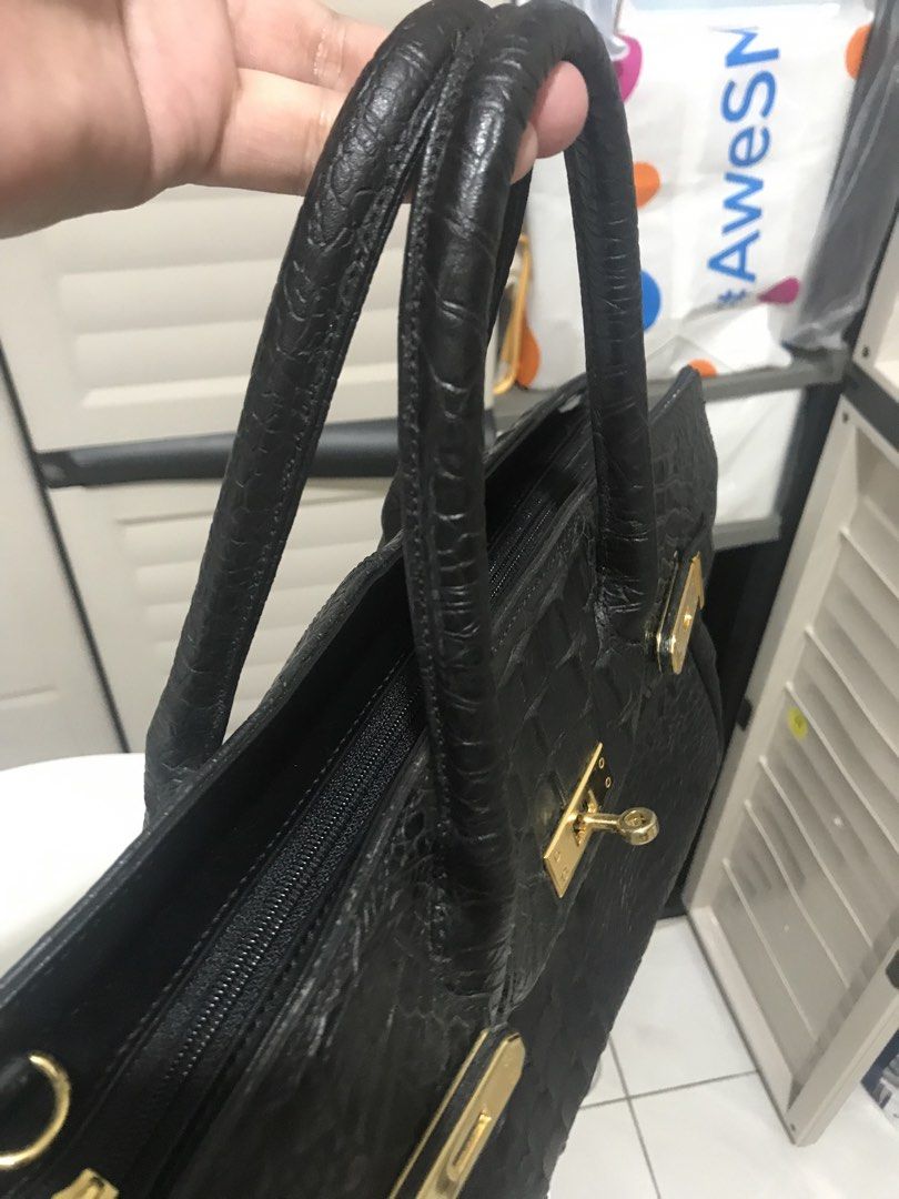Leather birkin (Category: Tote Bags) located in Balete No 2. Submitted by troyesybang (Listing ID 1462104098, Image 3). Description: Leather from italy Sf to j&t Like new some sign of handling only Avail.