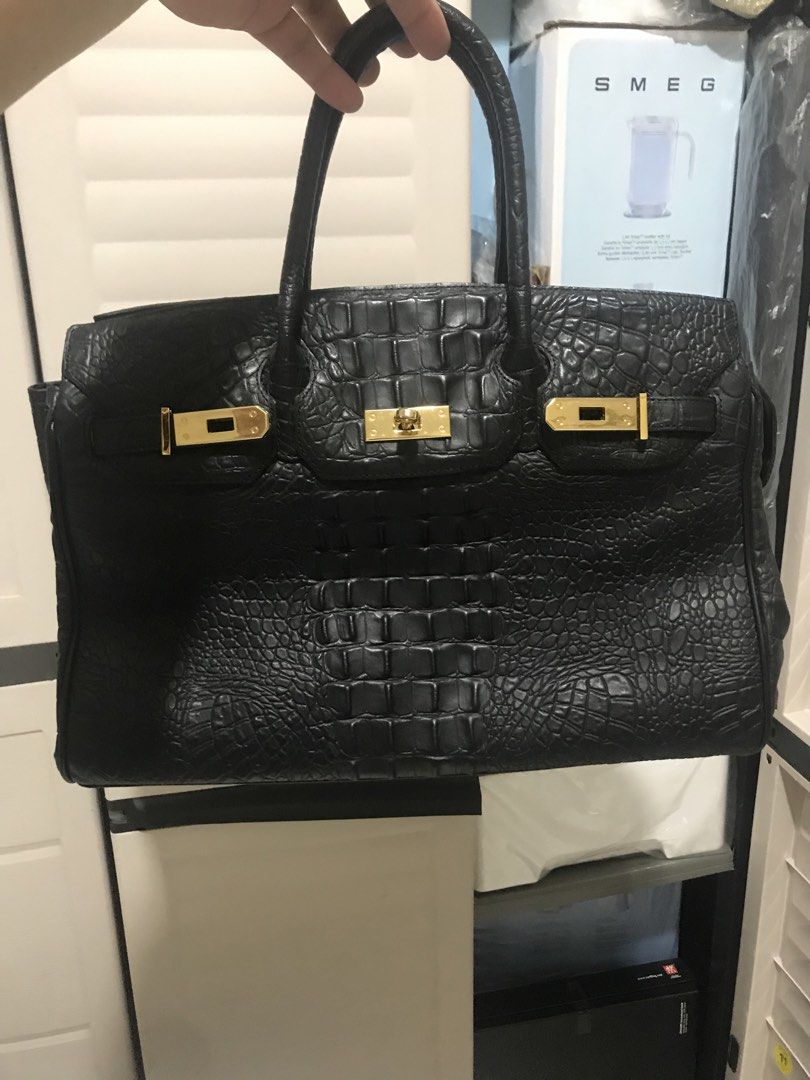 Leather birkin (Category: Tote Bags) located in Balete No 2. Submitted by troyesybang (Listing ID 1462104098, Image 1). Description: Leather from italy Sf to j&t Like new some sign of handling only Avail.