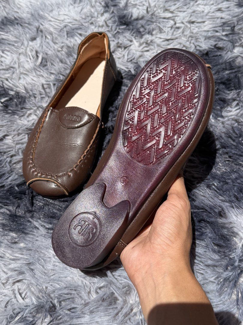 Leather slip-ons (Category: Slippers and slides) located in Santiago. Submitted by findsbyjew (Listing ID 1462064716, Image 2). Description: Leather slip-ons & comfy rubber sole • size 39 • good as new, never been used • sinukat lang, smells new pa ship nationwide via jnt Loc: Isabela.