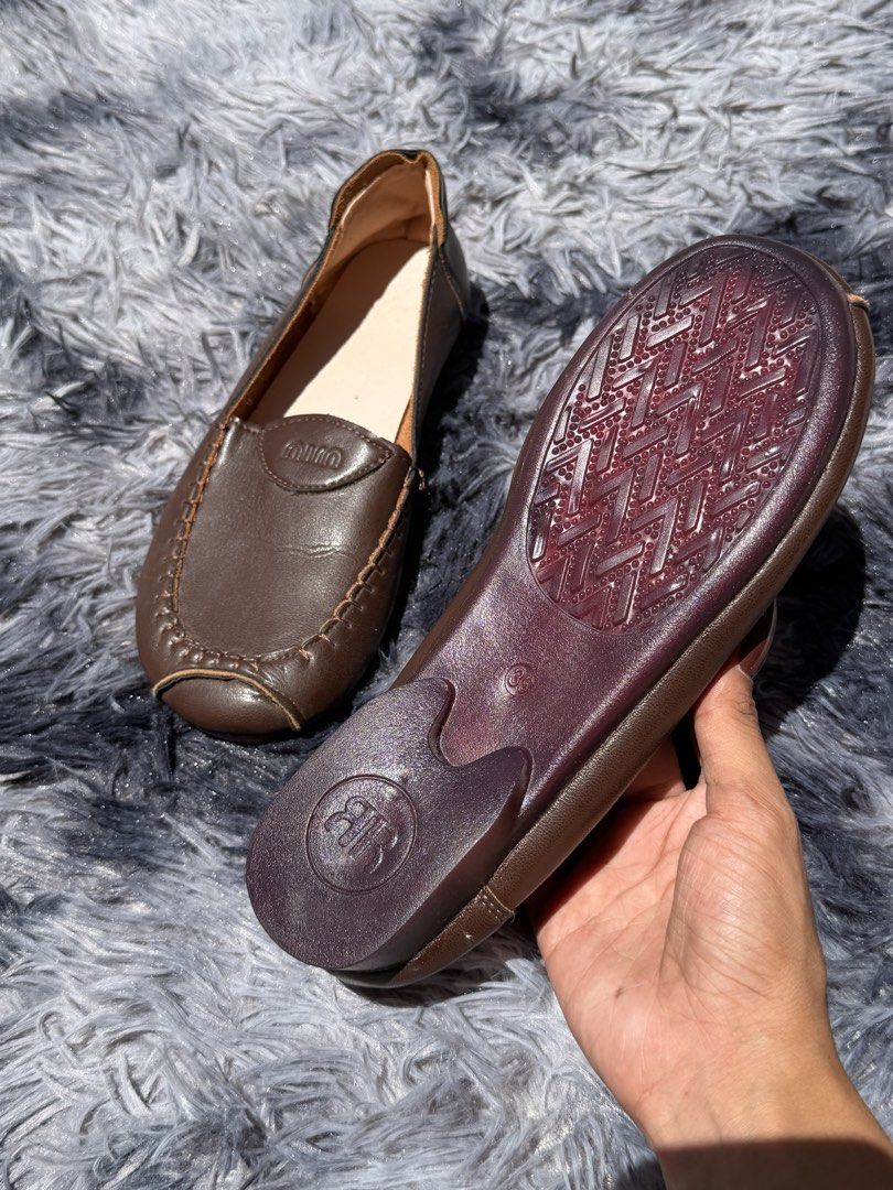 Leather slip-ons (Category: Slippers and slides) located in Santiago. Submitted by findsbyjew (Listing ID 1462064716, Image 3). Description: Leather slip-ons & comfy rubber sole • size 39 • good as new, never been used • sinukat lang, smells new pa ship nationwide via jnt Loc: Isabela.