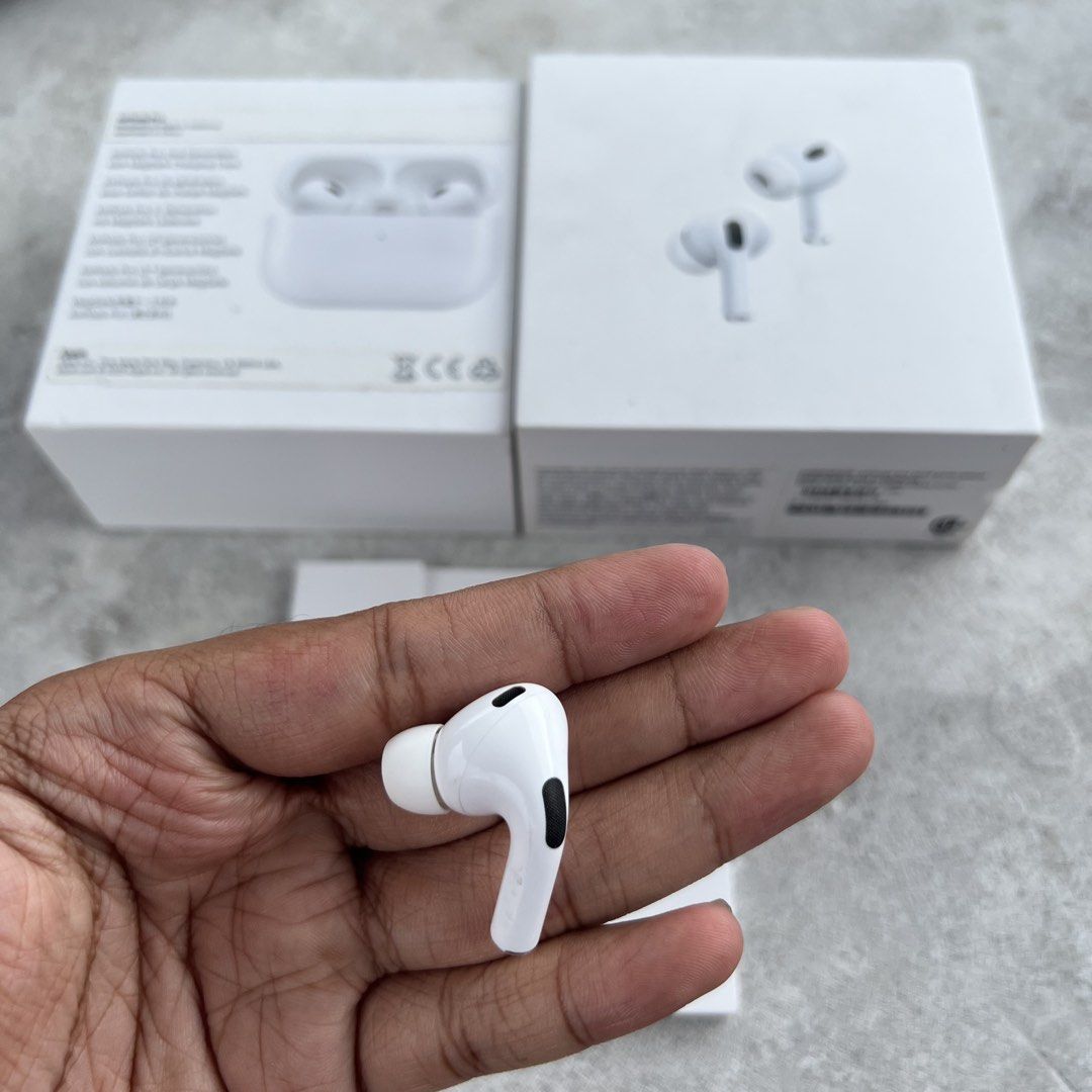 Left Pod Airpods Pro 2 Original (Lightning) (Category: Earphones) located in Cebu City. Submitted by luckyyfindss (Listing ID 1462118631, Image 3). Description: Left Pod Airpods Pro 2 Original (Lightning) I offer replacements to those missing or lost either charging case, left, and right Airpods this is the best for you 💯 - Still in great condition no issues - A2699 Model Number - All features are working - Cleaned and sanitized - Updated to lat