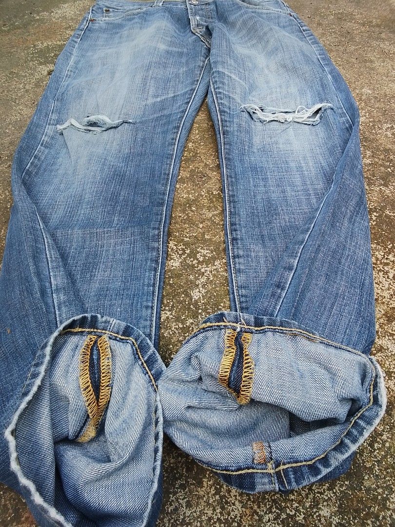 Levi's 501 (Category: Activewear) located in Bulacan. Submitted by jeromealejo (Listing ID 1462113328, Image 2). Description: 1k aspak 600each Ditress condition Both 31 size Wash mo lang ulet natambak lang sa kabinet. Color rate 9/10 Both.