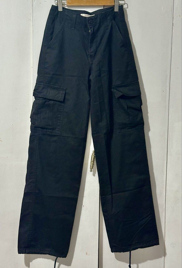 Levi’s 94” BAGGY CARGO PANTS (Category: Other Bottoms) located in Taguig. Submitted by mywardrobe001 (Listing ID 1462108089, Image 3). Description: Levi’s 94’ baggy original 🇺🇸 💯 Size 23 No issue!like new.