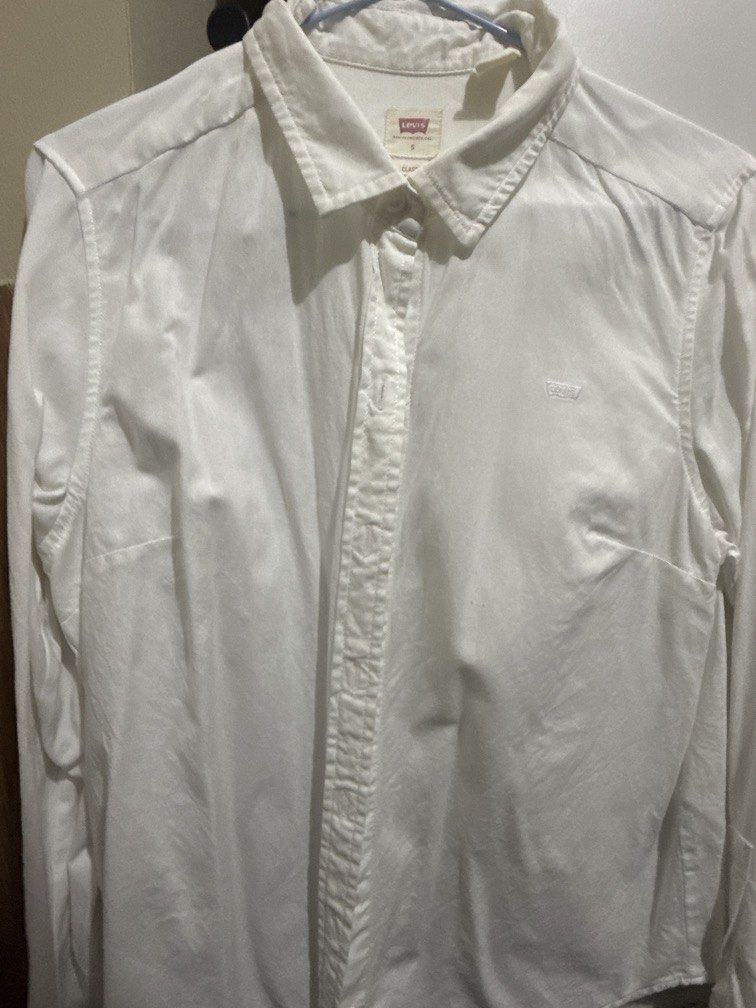 Levi’s Classic White Button Down Blouse (Category: Longsleeves) located in Manila. Submitted by jannine_closet (Listing ID 1462169646, Image 2). Description: Good as new Levi’s button down blouse.