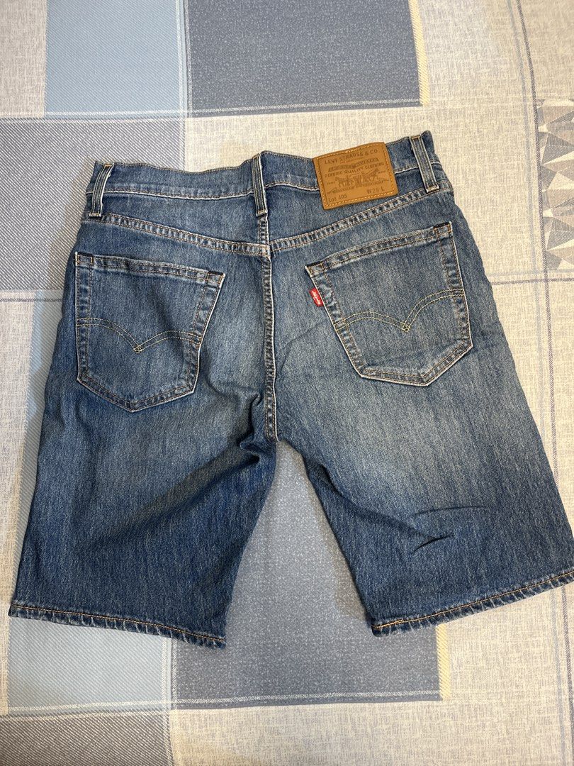 Levi's cool牛仔短褲 （分類：牛仔褲）位於 Hong Kong。 由 bilibala_._ 提交（商品編號 1462053967，圖片 2）。簡介： size 29. 呢條 Levi's 牛仔短褲，藍色洗水效果，著落好舒服。褲腳有少少鬚邊，好有街頭感。啱夏天著，配Tee或者恤衫都得。。