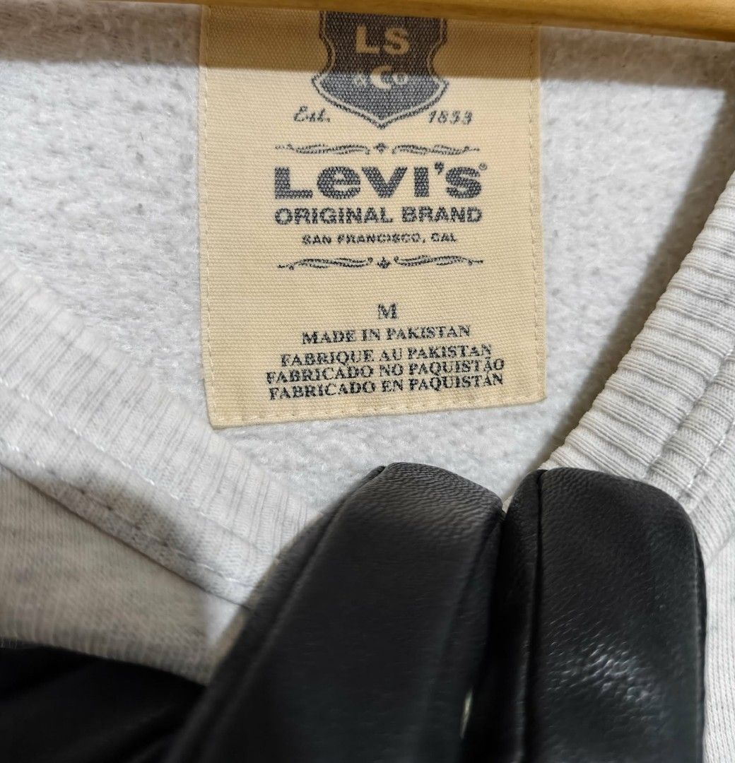 LEVIS PULLOVER JACKET (Category: Coats, Jackets and Outerwear) located in Muntinlupa City. Submitted by nofame12 (Listing ID 1462162470, Image 2). Description: PLEASE CHECK THE DETAILS OF THE ITEM ON FIRST PHOTO. LOCATION - SUCAT MUNTINLUPA CITY.