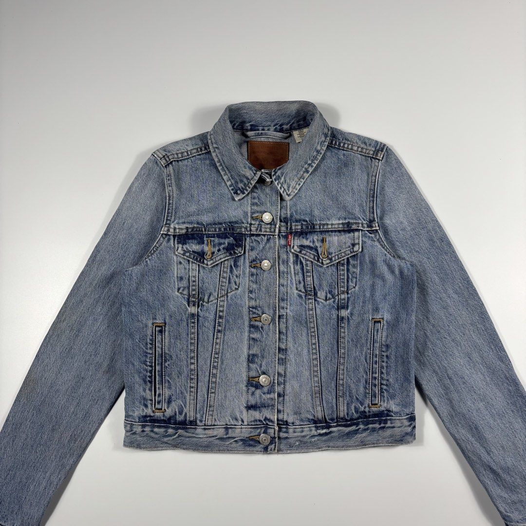 LEVI’S SKYLINE DENIM TRUCKER JACKET (Category: Coats, Jackets and Outerwear) located in Bulacan. Submitted by etolleneil (Listing ID 1462091256, Image 1). Description: Size: Best fit XS-SMALL Dimes: SEE COMSEC. Color rate: 9/10 Issue: NONE.
