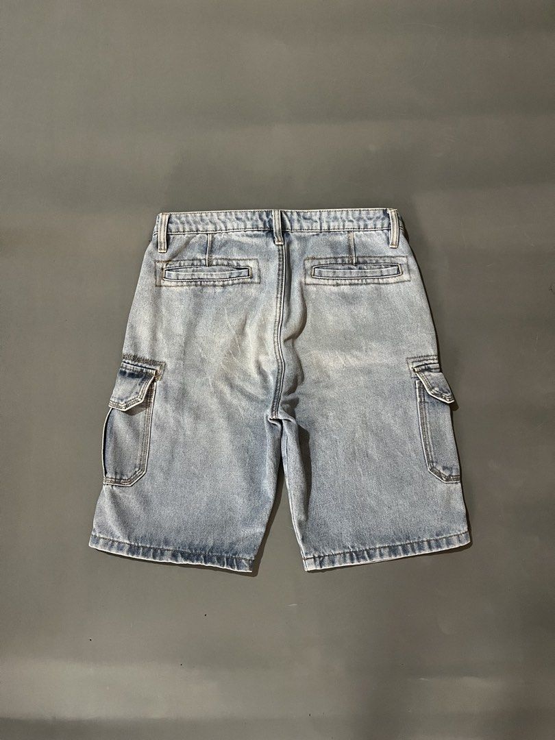 Light Wash Denim Cargo Shorts (Category: Shorts) located in Manila. Submitted by thevaultco.ph (Listing ID 1462146343, Image 2). Description: Waist: 32 Length: 21 Leg Open: 10.