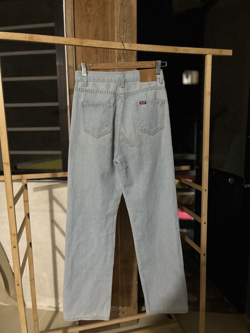 Light Wash Wide Leg Jeans (Category: Jeans) located in Caloocan City. Submitted by decluttering.101_ (Listing ID 1462123050, Image 2). Description: - Light wash denim - Wide leg cut - Classic 5-pocket style - Button and zip closure - Comfortable fit - Perfect for casual wear.