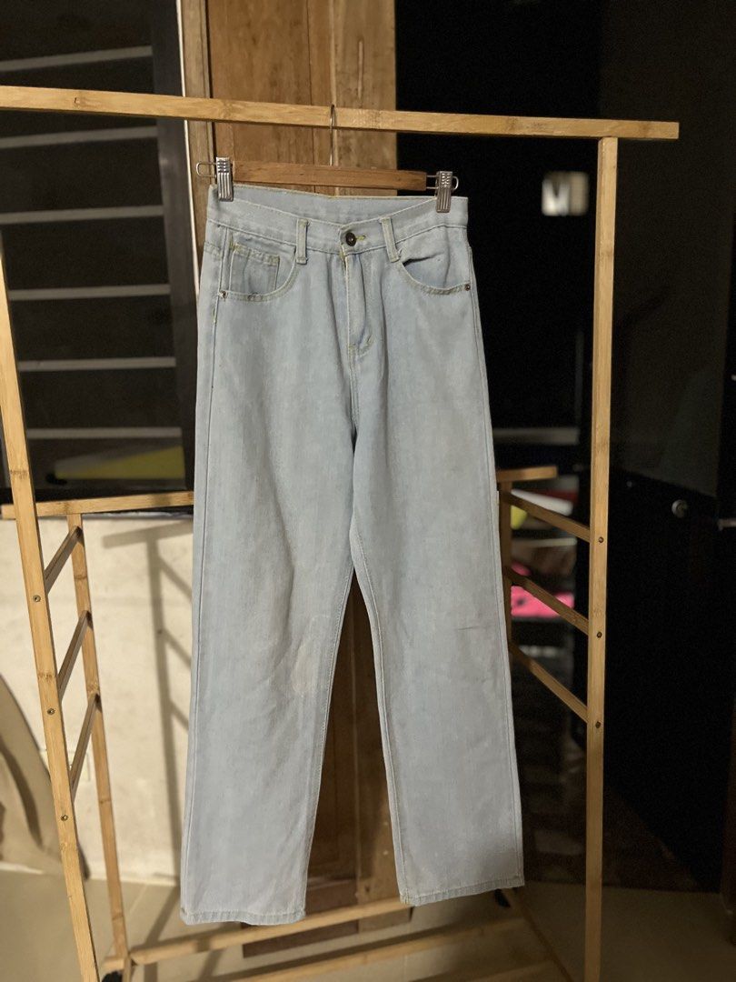 Light Wash Wide Leg Jeans (Category: Jeans) located in Caloocan City. Submitted by decluttering.101_ (Listing ID 1462123050, Image 1). Description: - Light wash denim - Wide leg cut - Classic 5-pocket style - Button and zip closure - Comfortable fit - Perfect for casual wear.