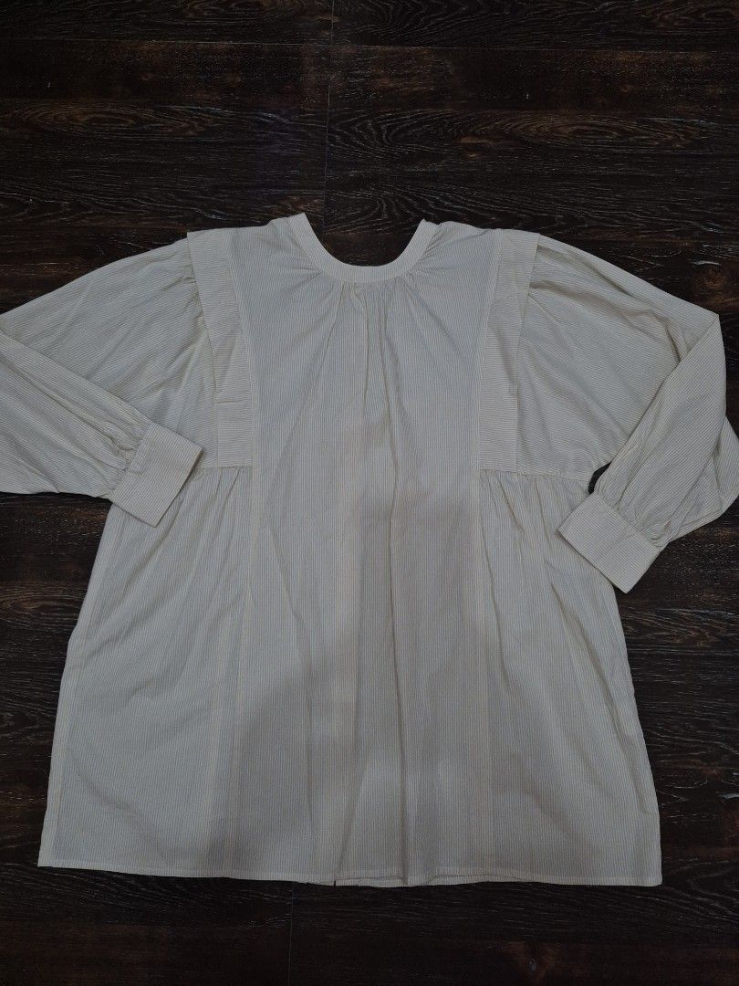 Light yellow longsleeve Blouse (Category: Blouses) located in Santa Cruz. Submitted by deenem (Listing ID 1462093737, Image 3). Description: Bust:22(44) Lenght:28.5.