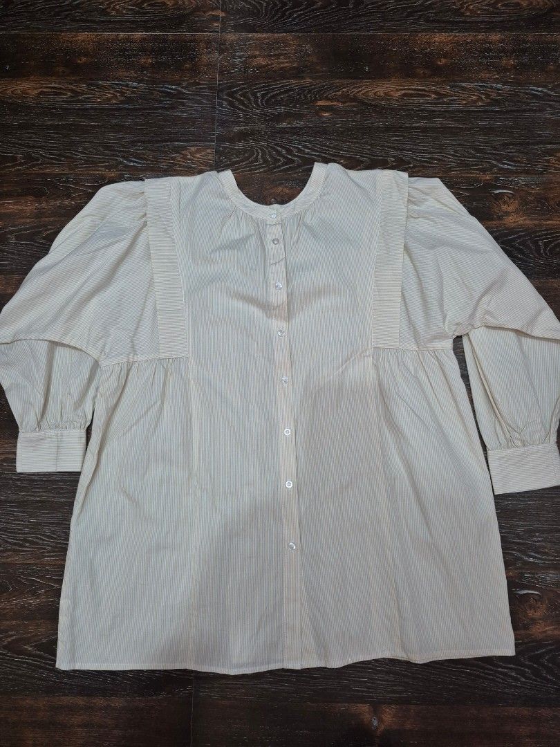 Light yellow longsleeve Blouse (Category: Blouses) located in Santa Cruz. Submitted by deenem (Listing ID 1462093737, Image 2). Description: Bust:22(44) Lenght:28.5.