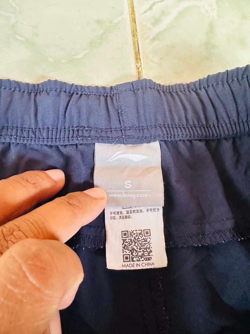 Li-Ning Navy Blue Athletic Shorts Size S (Category: Shorts) located in Santiago. Submitted by reyibanez253969 (Listing ID 1462135877, Image 2). Description: - Brand: Li-Ning - Color: Navy Blue - Type: Athletic Shorts - Size: S - 26-30x17.5 - HEM: 10 - Features: Elastic waistband with drawstring, zippered pockets - Ideal for: Sports, casual wear.