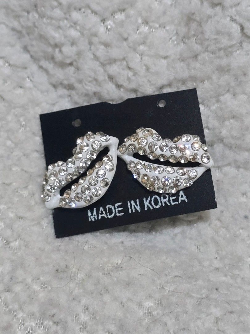 Lips stud earrings (Category: Earrings) located in Ligao. Submitted by veetrinkets (Listing ID 1462167020, Image 2). Description: studs diamond studded lips.