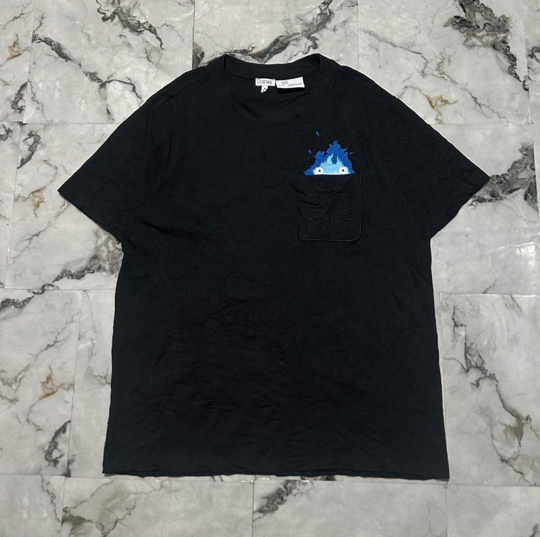 Loewe X Studio Ghibli Pocket Tee (Category: Luxury Apparel) located in Bacolod City. Submitted by luxtrend.ph (Listing ID 1462046546, Image 3). Description: Loewe X Studio Ghibl¡ Pocket Tee •Photos may vary due to lighting✨ •For Men •Size: Large on tag •Measurements: 22 W / 28.5 L •Condition: Excellent to New •Issues: None •Actual Color: Black🖤 •Color Rate: 9.8/10 •Complete tags •Embroid logo designs •₱rice: 2,499🏷 DM to purchase🛒🛒🛒 Courier: