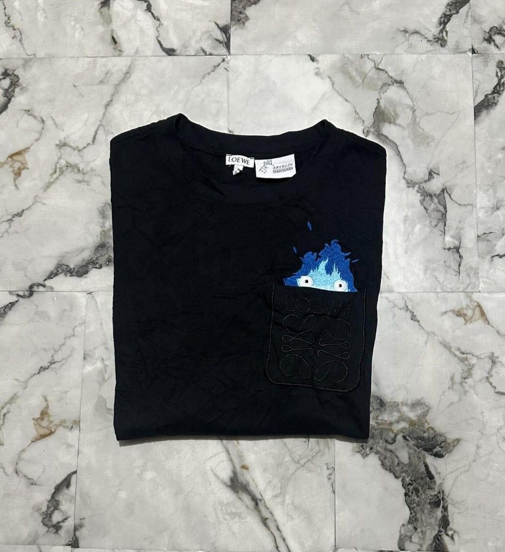 Loewe X Studio Ghibli Pocket Tee (Category: Luxury Apparel) located in Bacolod City. Submitted by luxtrend.ph (Listing ID 1462046546, Image 2). Description: Loewe X Studio Ghibl¡ Pocket Tee •Photos may vary due to lighting✨ •For Men •Size: Large on tag •Measurements: 22 W / 28.5 L •Condition: Excellent to New •Issues: None •Actual Color: Black🖤 •Color Rate: 9.8/10 •Complete tags •Embroid logo designs •₱rice: 2,499🏷 DM to purchase🛒🛒🛒 Courier:
